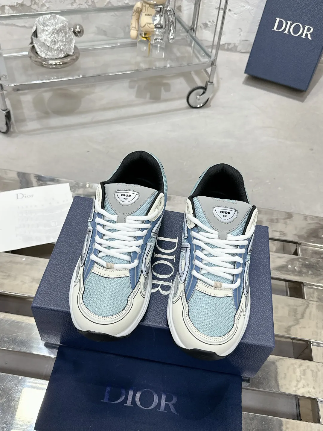 Men's men's shoes 💰600❤️❤️❤️High version Dior Dior's latest color matching B30 series reflective dad sneakers original 17380💰 purchased for development and production Brand new B30 sneakers Dad Shoes style shoes that follow the trend of the retro market The Dior logo on the tongue also indicates that this pair of shoes is the B30 model! B30 uses fine-textured leather and mesh cloth materials to form a shoe body. There are conspicuous letters CD on both sides of the shoe body to indicate identity. Many lines on the shoe body outline details to make the shoes look less monotonous and full of retro flavor. The delivery counter is exquisitely packaged🛍📦 ▪️Fabric: Original customized technical fabric + mesh ▪️Inner lining: Customized breathable lining ▪️Outsole: Original molded IP foam + TPU outsole ▪️Sole thickness: 3.5CM ▪️Size: Women’s size 35-40 / Men’s size 39-46